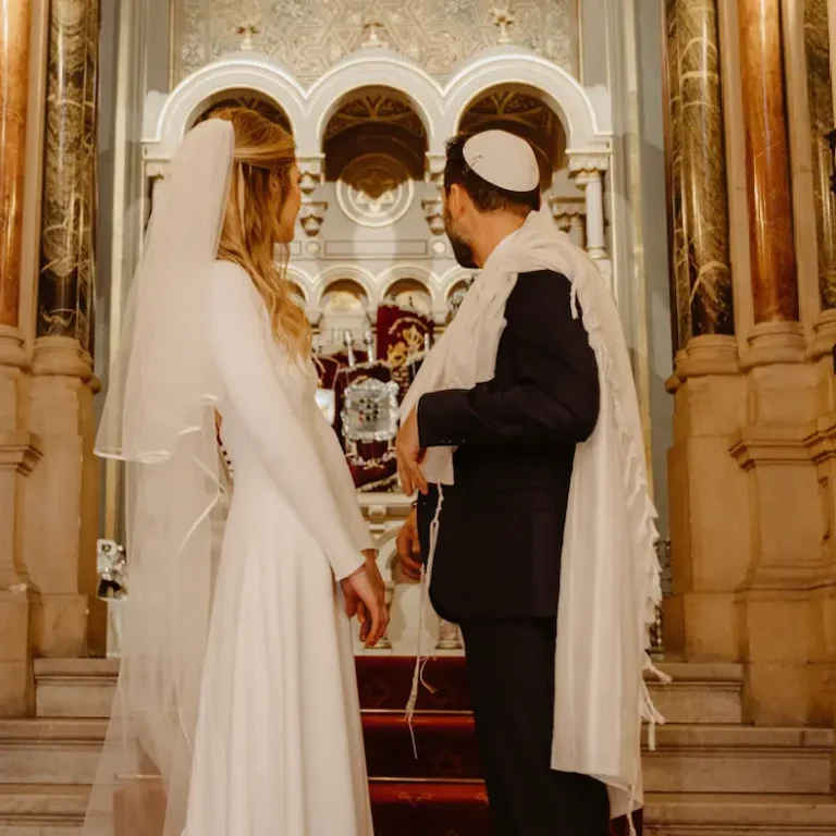couple mariage juif à la synagogue