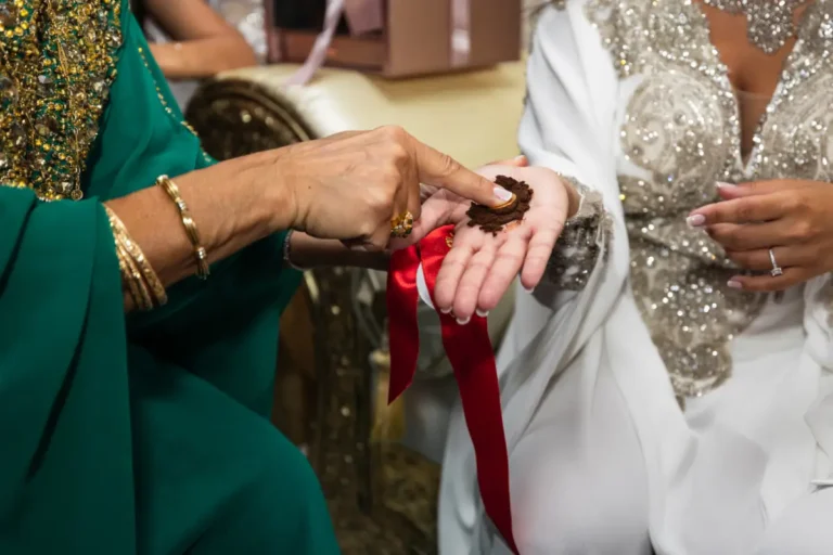 le henné dans la main