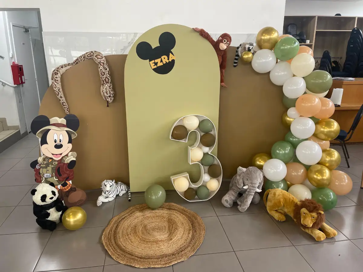 decoration lors d'une coupe de cheveux d'un garçon