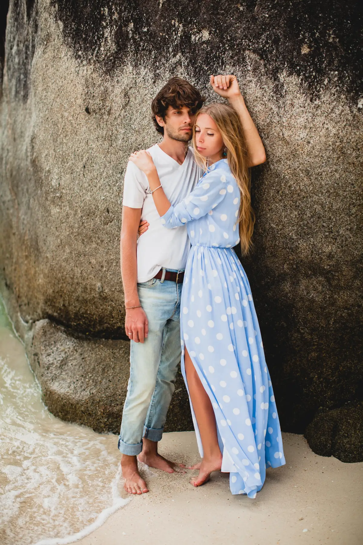 lovely-young-stylish-hipster-couple-love-tropical-beach-vacation